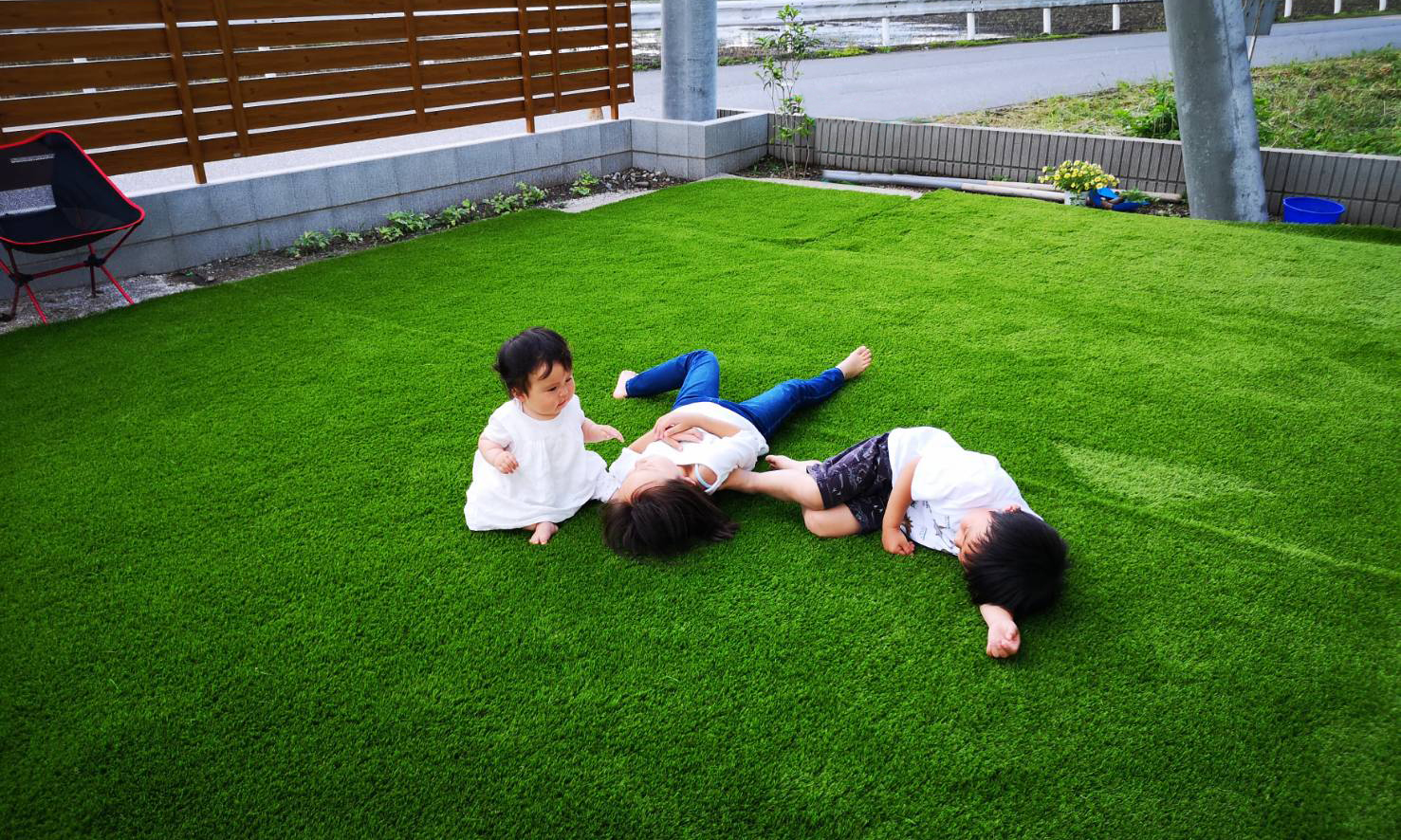 新築戸建ての庭にクッションパッド付き人工芝｜0.83–1%勾配×高排水×衝撃吸収でキッズラグビー対応