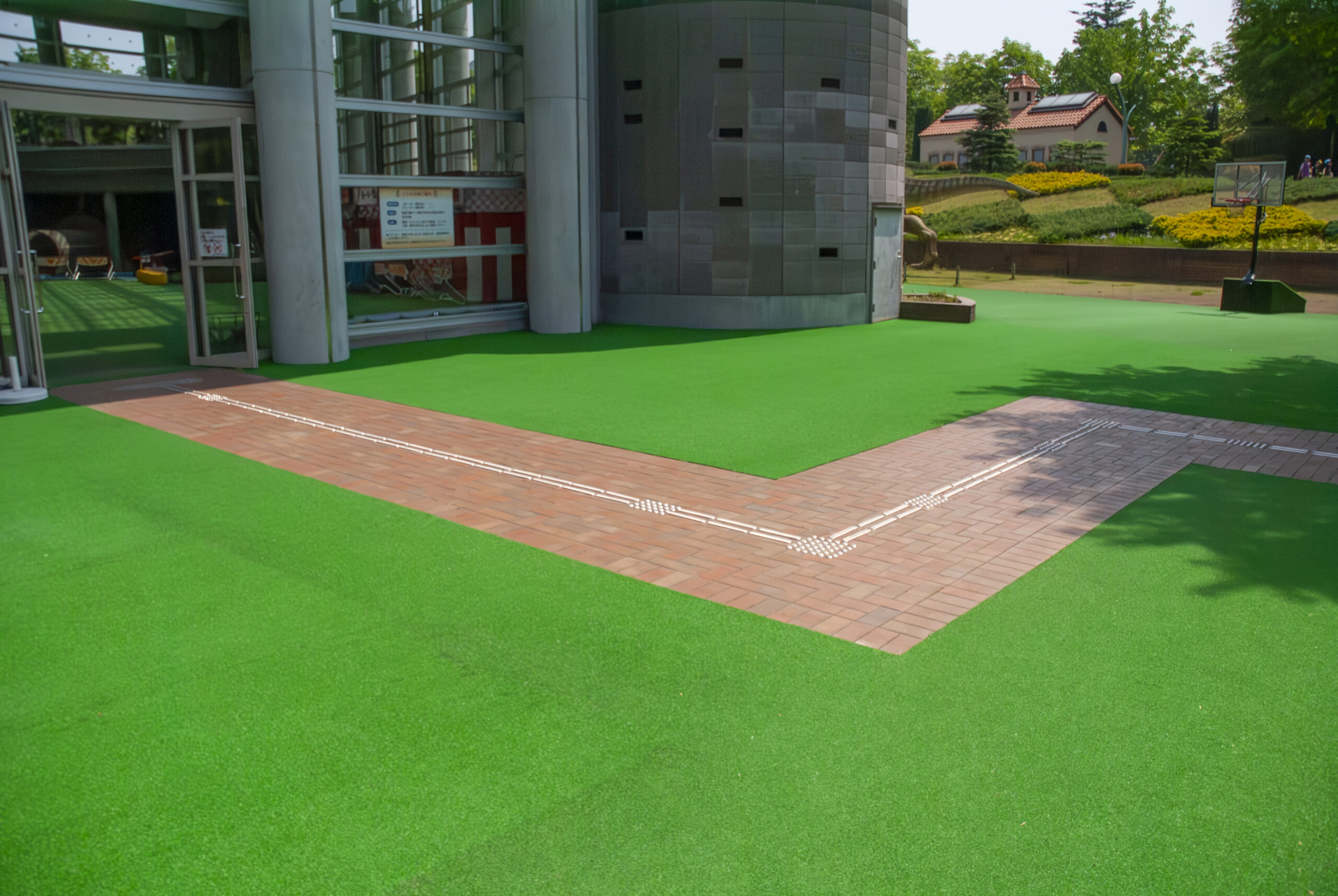 栃木県立とちぎわんぱく公園の広場｜ノンフィル人工芝×段差ゼロ×点字ブロック｜安全・清掃性・景観性