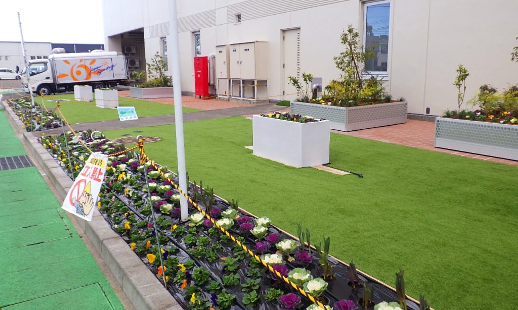 商業施設の休憩スペース｜ノンフィル人工芝×段差ゼロ×1–2%排水勾配で清潔・映える広場