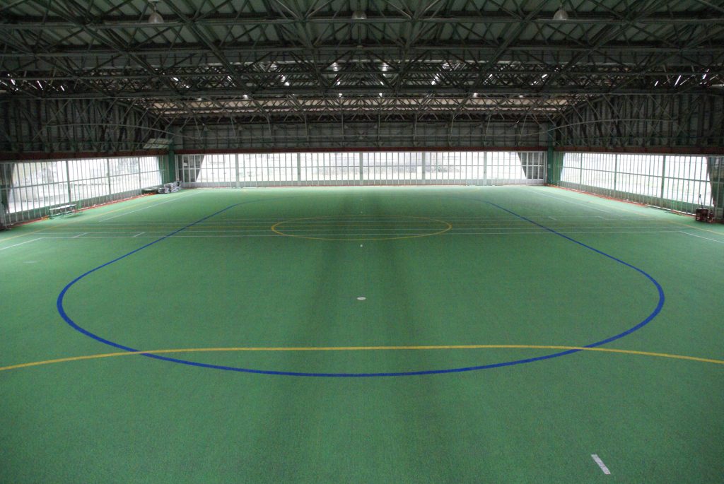 屋内商業施設のかけっこ広場｜ノンフィル人工芝＋弾性パッド｜全天候で走れる安全性と多目的ライン