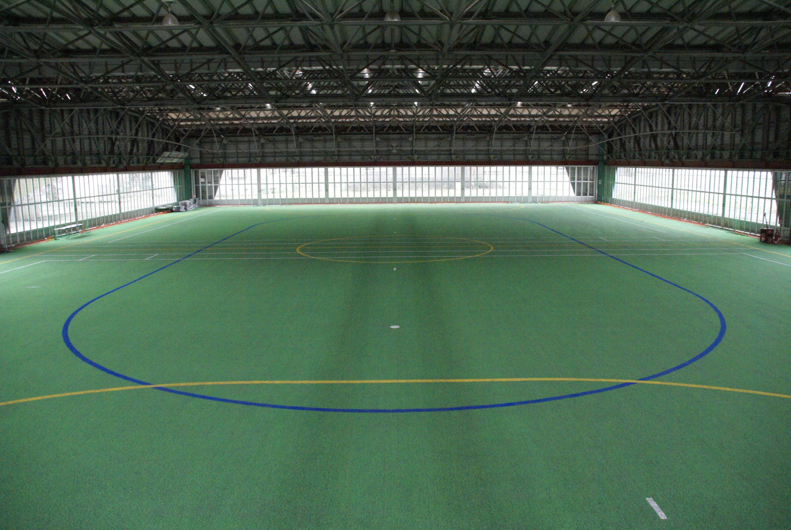 屋内商業施設のかけっこ広場｜ノンフィル人工芝＋弾性パッド｜全天候で走れる安全性と多目的ライン