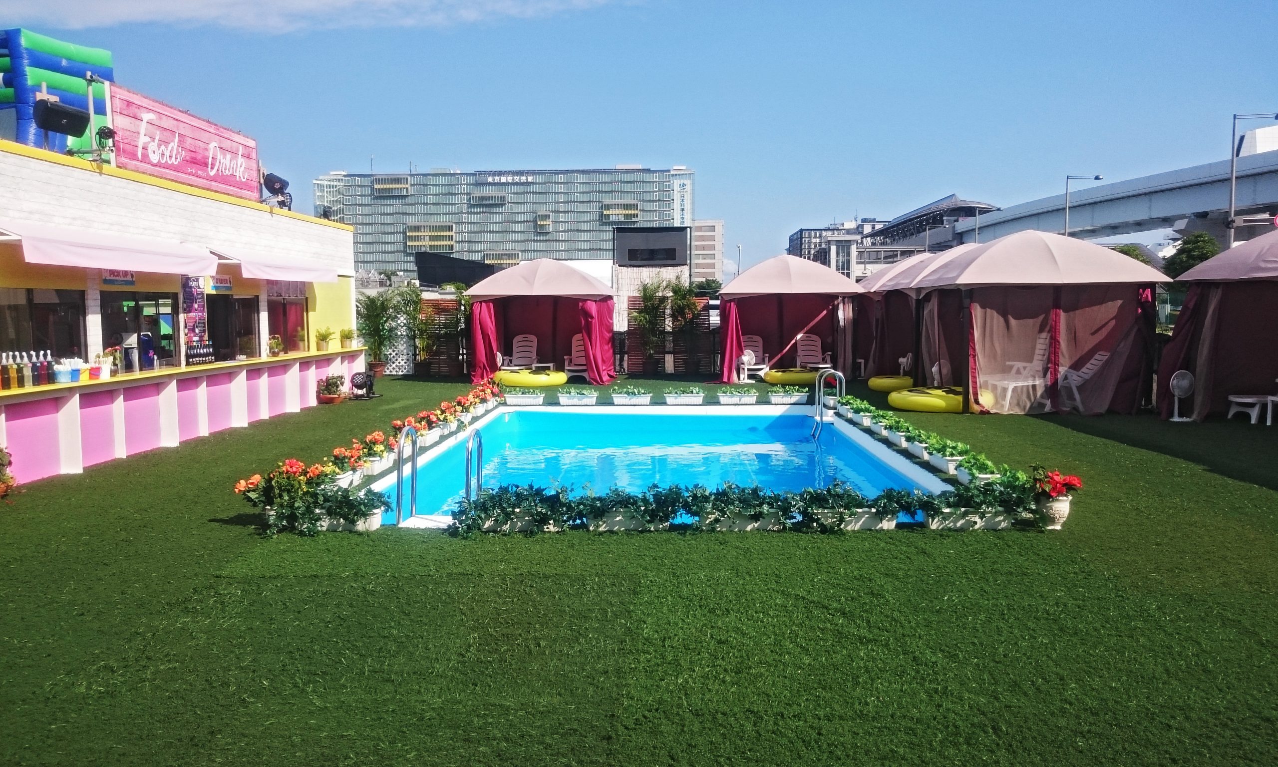 屋外プール施設の人工芝ラウンジ｜ノンフィル仕様・段差ゼロ納まり｜撮影映えと清掃性を両立