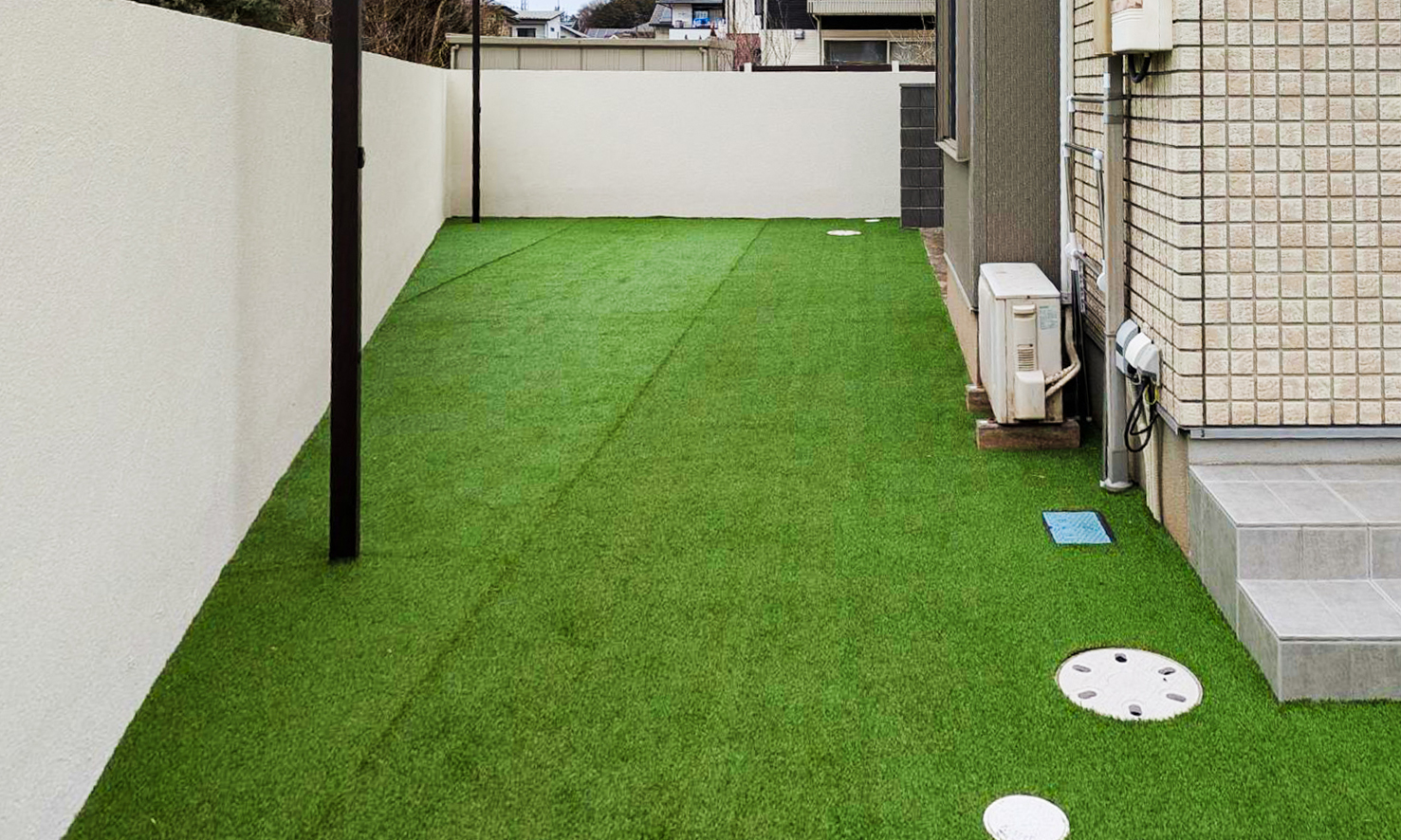 T様邸の新築外構/シック色の長寿命人工芝×段差ゼロ×1.5–2%排水勾配でプライベート化